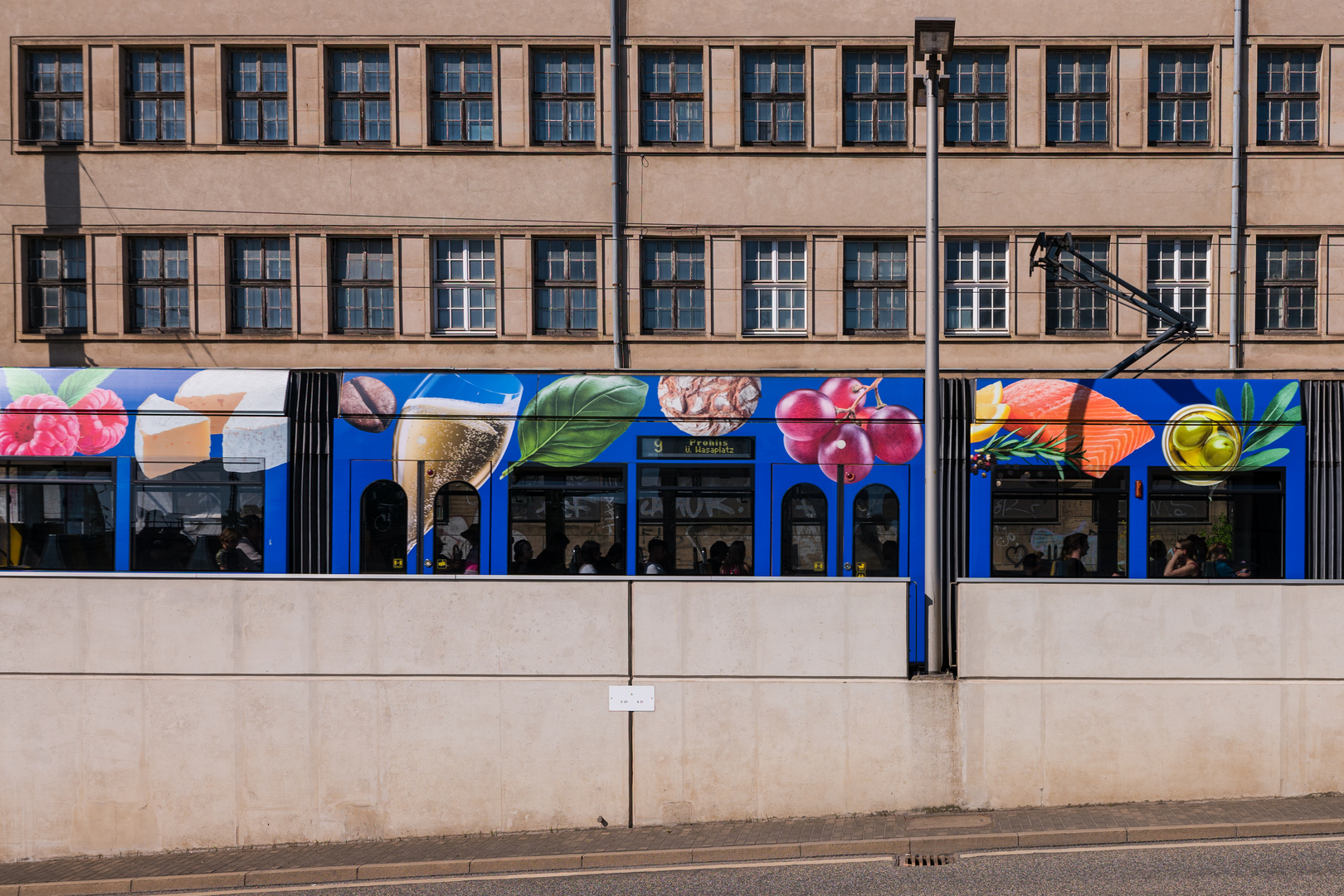 So bunt ist Dresden, wenn eine Straßenbahn vorbeifährt.