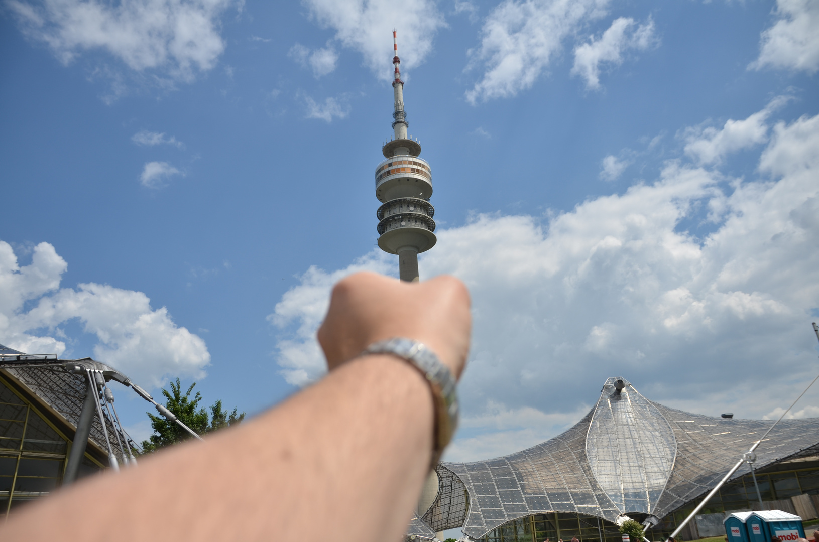 So Groß ist der Olympiaturm doch gar nicht. Ich kann den in der Hand halten.