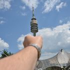 So Groß ist der Olympiaturm doch gar nicht. Ich kann den in der Hand halten.