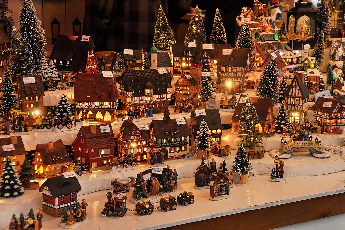 So könnte eine kleine, vorweihnachtliche Stadt aussehen... Foto & Bild