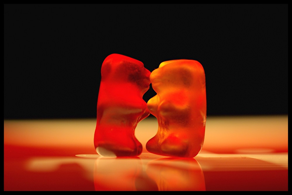 so küssen sich Gummibärchen... Foto & Bild | experimente ...