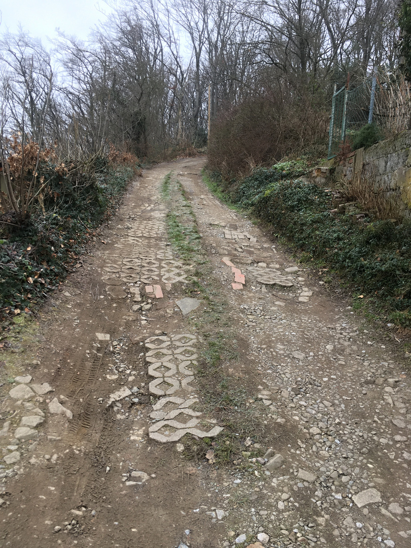 So marode sind hier viele Straßen und Wege