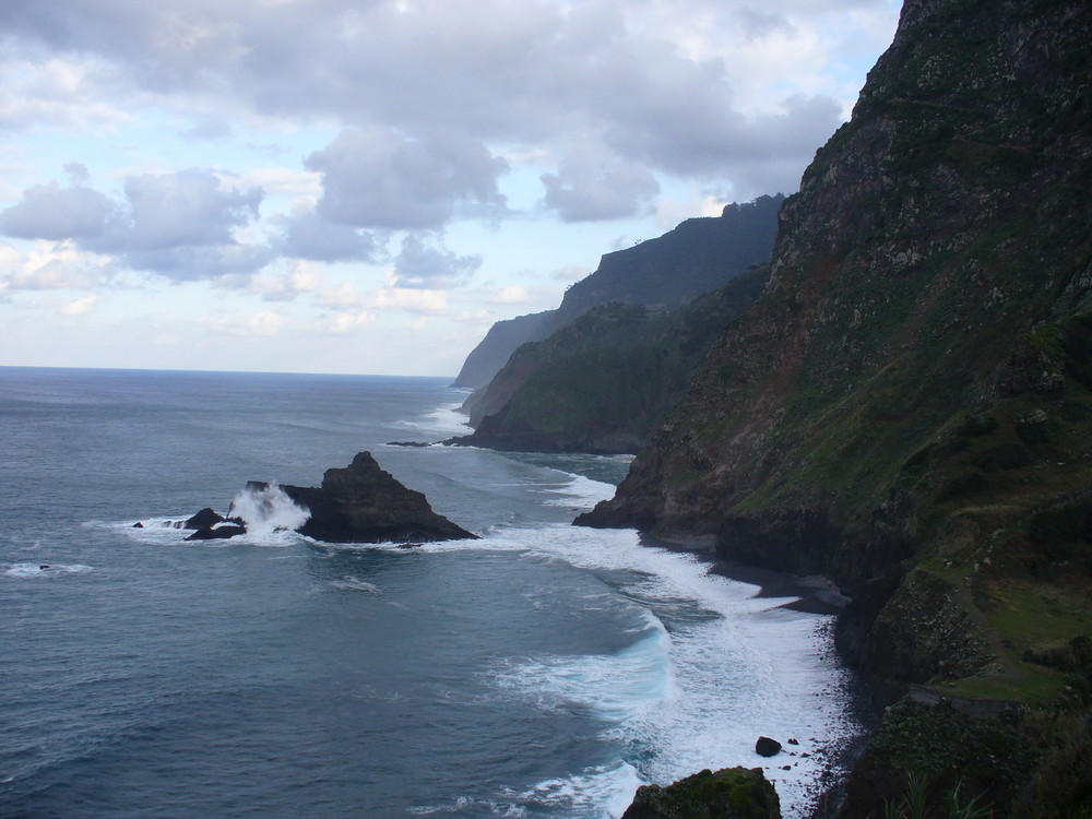 So Rau kann der Atlantik bei Santana auf Madeira sein ! ! !