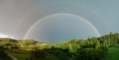 So schaut es unter dem Regenbogen aus