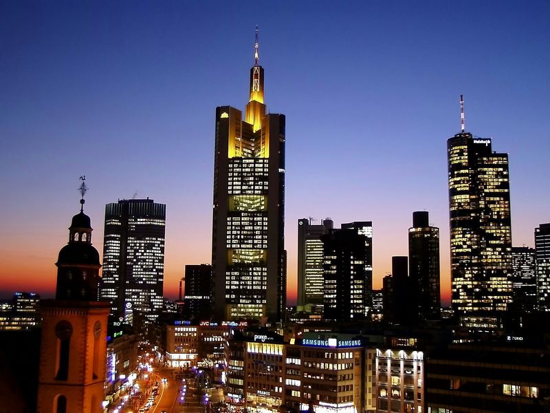 So schön ist die Frankfurter Skyline zur Blauen Stunde