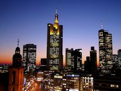 So schön ist die Frankfurter Skyline zur Blauen Stunde