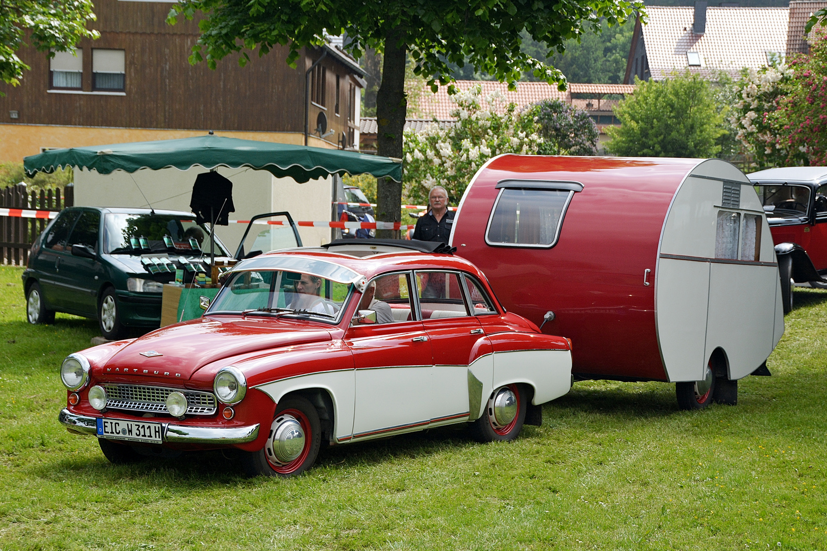 So schön kann ein 311-er Wartburg sein - Seitenansicht mit Wohnanhänger