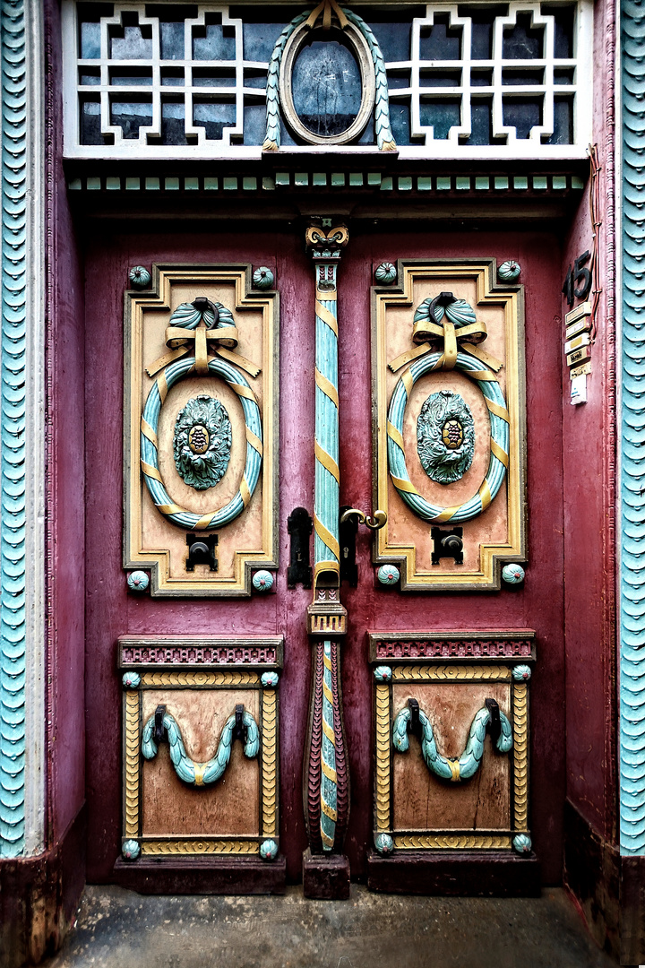 So schöne Türen wurden dazumal von Meistern des Handwerks gebaut