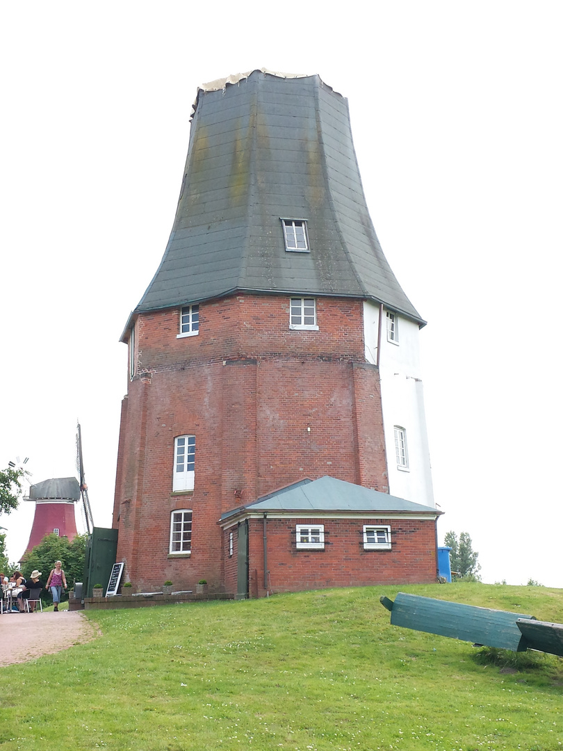 So sieht die Zwillingsmühle in Greetsiel heute noch aus (Juli 2014)