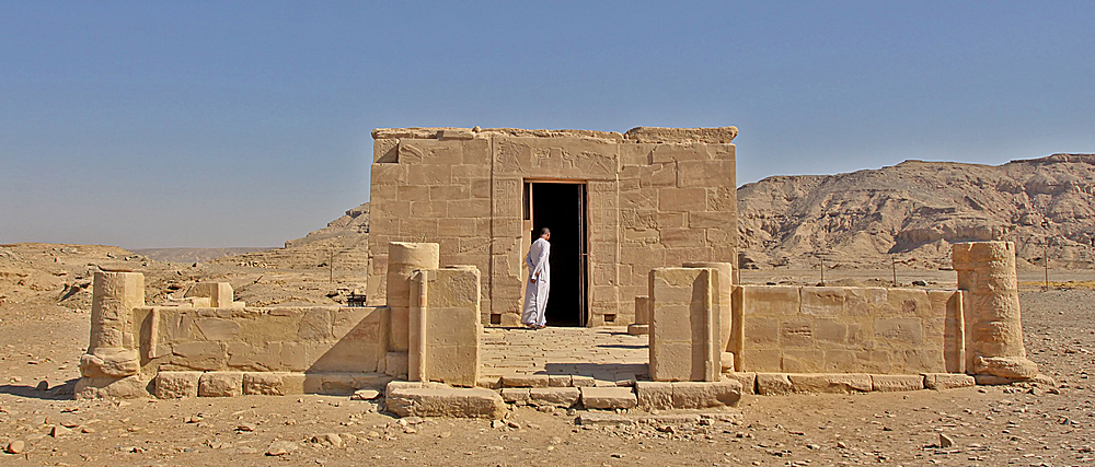 so sieht übrigens der tempel von außen aus