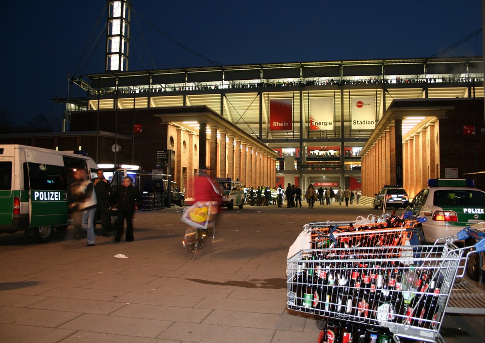 So viele Flaschen vorm Rhein Energie Stadion