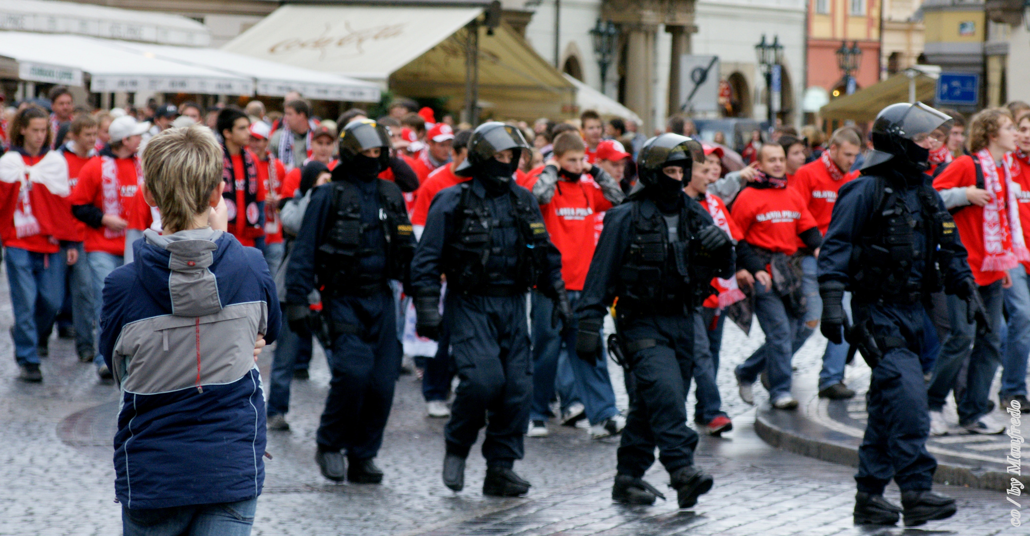 so, wir bringen Euch jetzt zum Fussballstadion.....