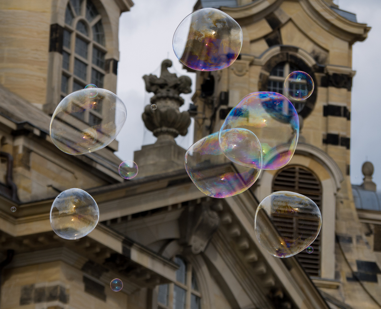 soap bubbles - Seifenblasen vor der Frauenkirche