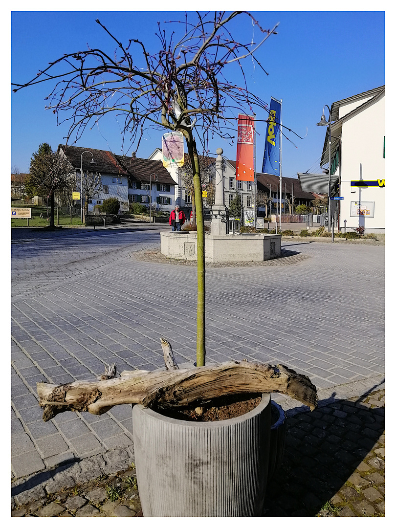 Social Distancing auf dem Dorfplatz