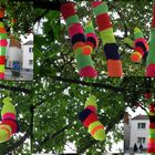 Socken im Baum – bestrickte Bäume