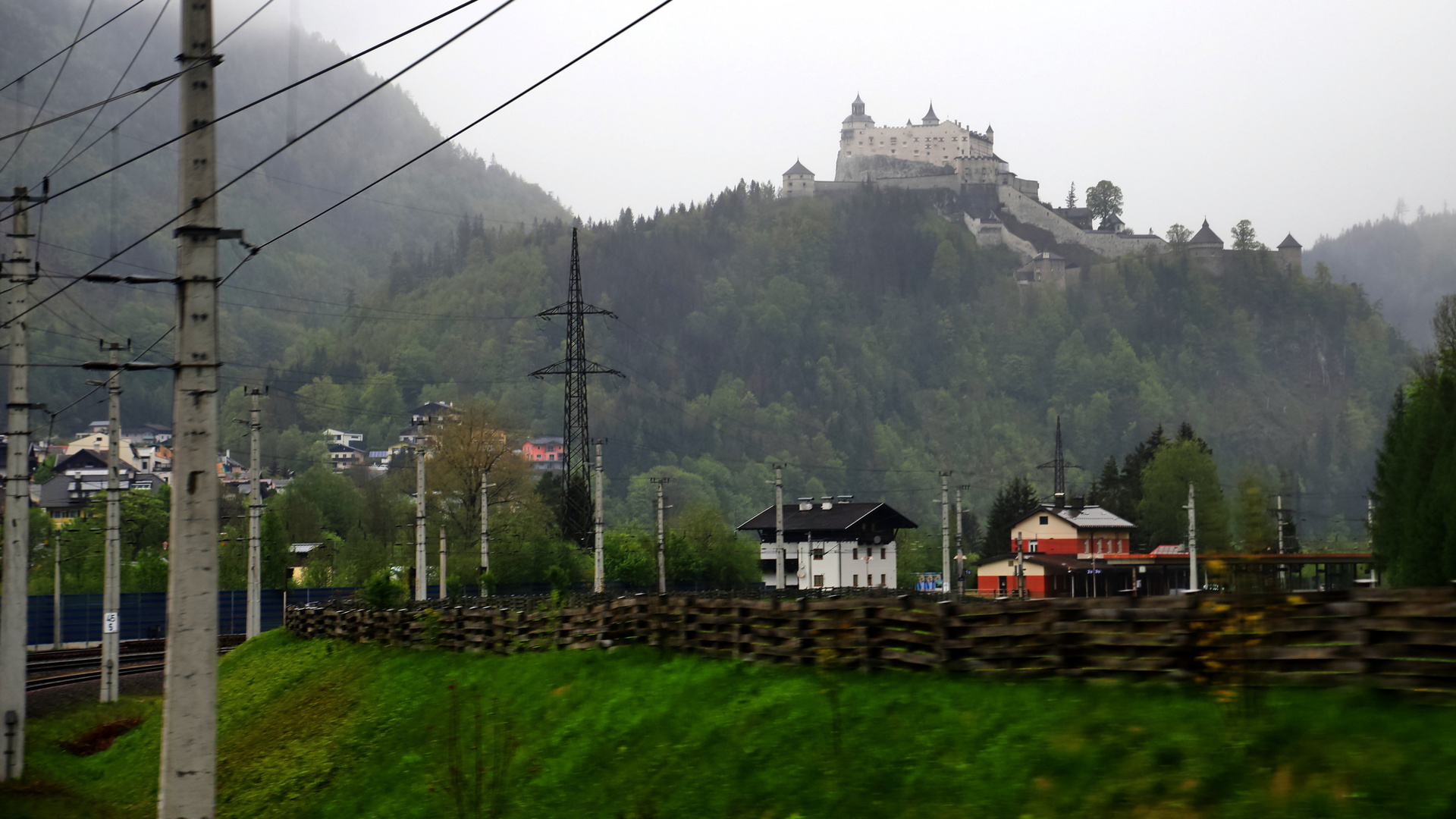 Soeben wurde Werfen durchfahren...auf den Berg die Festung Hohenwerfen