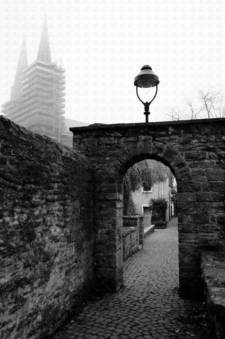 Soest. Gasse, Wiesenkirche, Laterne, Nebel