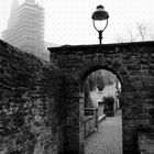 Soest. Gasse, Wiesenkirche, Laterne, Nebel