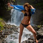 Sofiya am Wasserfall