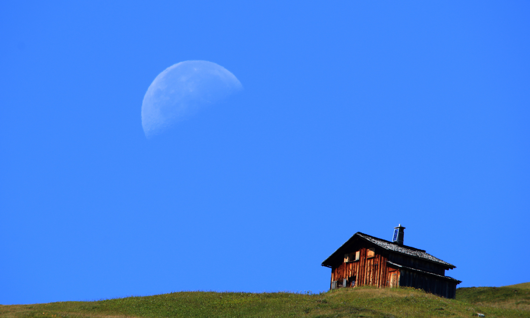 Sogar der Mond erfreut sich am herrlichen Schönwettertag