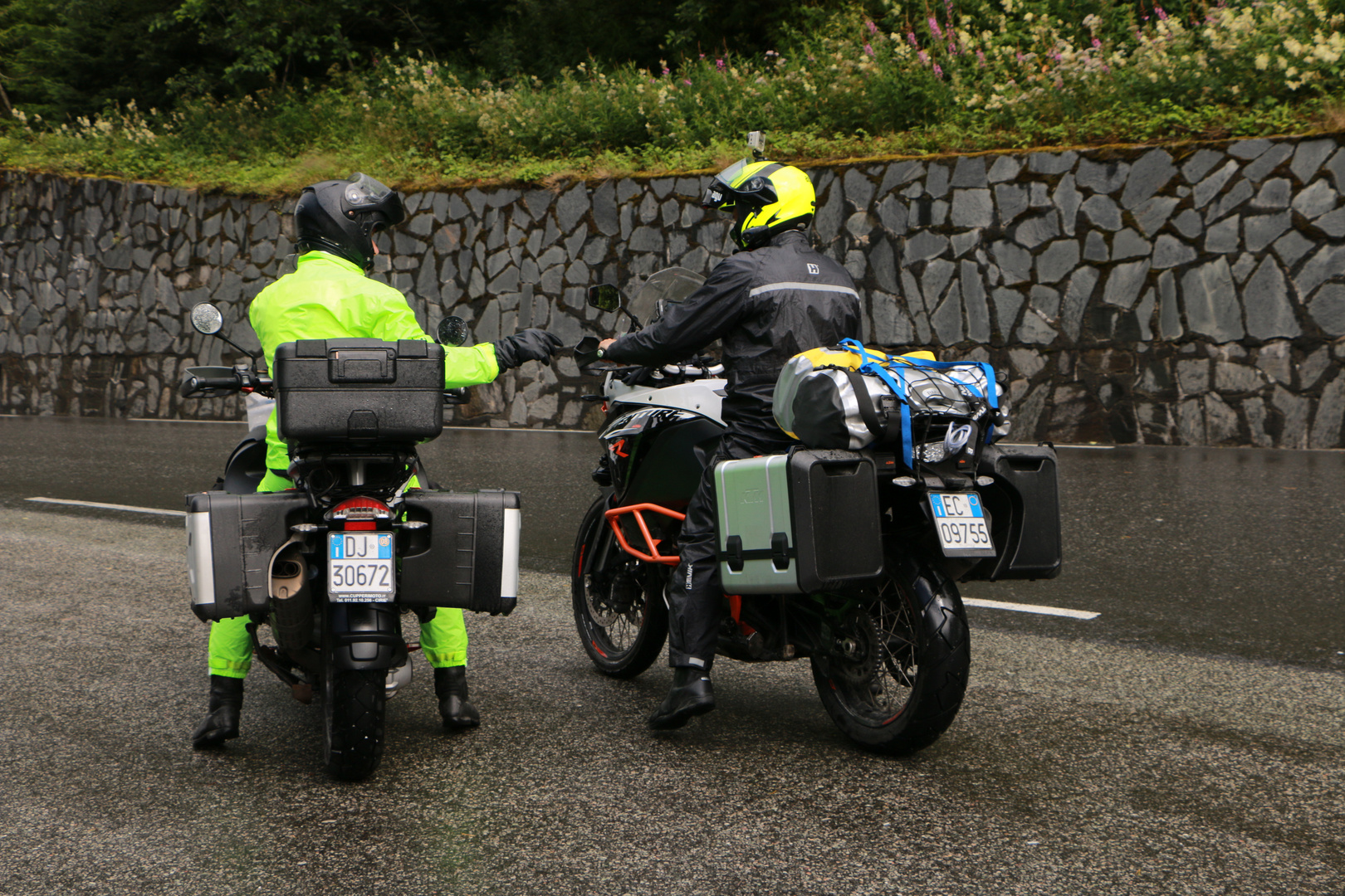 Sogar die Sonnen verwöhnten GS BIker aus Italien ...