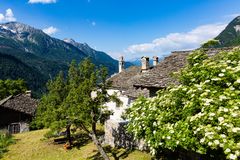 Soglio - Häuser mit Bruchsteinmauern und Granitdächern