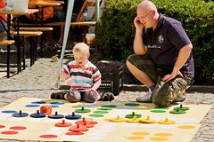 Sohn spielt mit Vater