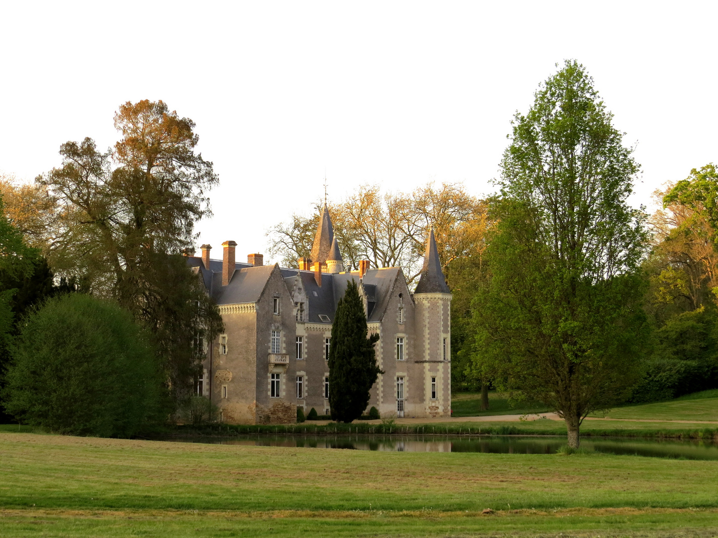 Soir près du château de Montriou