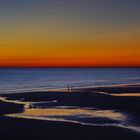 Soirée colorée pour mer éclairée.