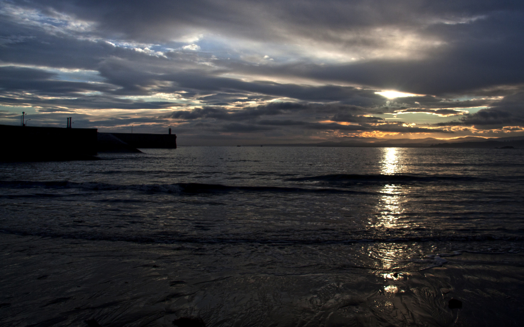 sol al amanecer playa luanco