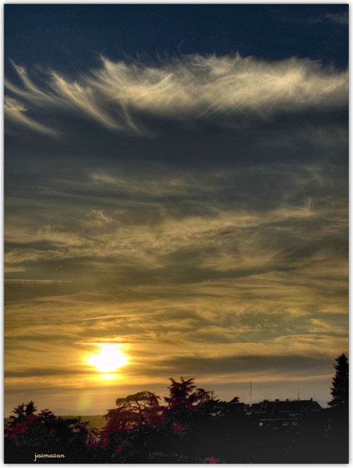 Sol enfermo en mar de nubes (HDR)