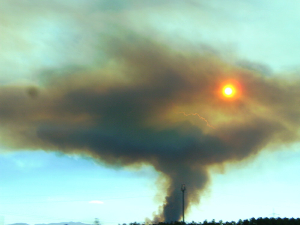 sol sobre el humo