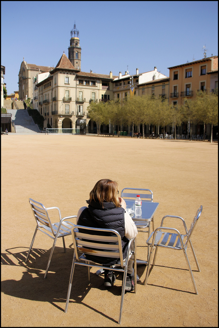 Sola en la plaza