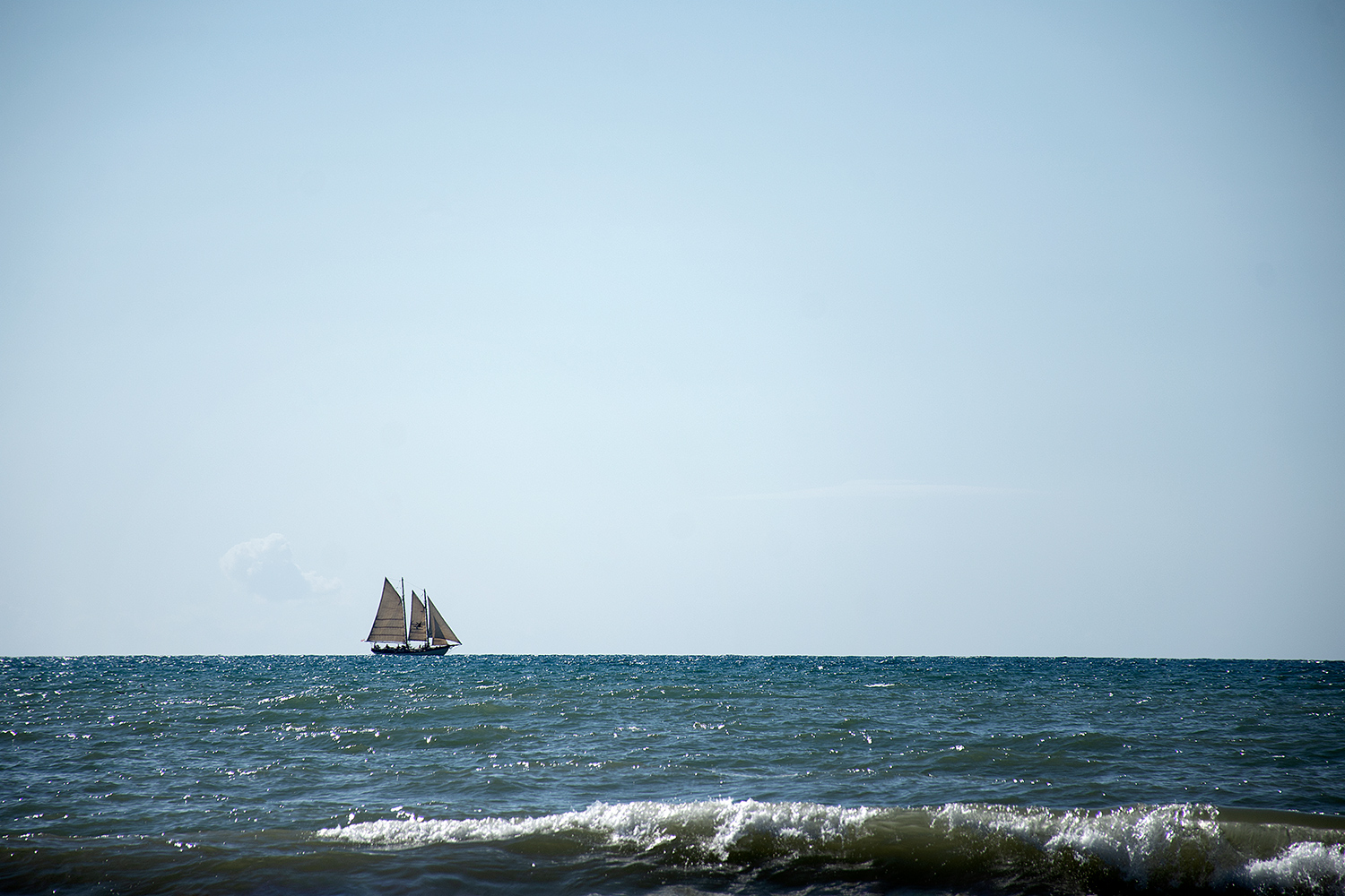 Sola in mezzo al mare