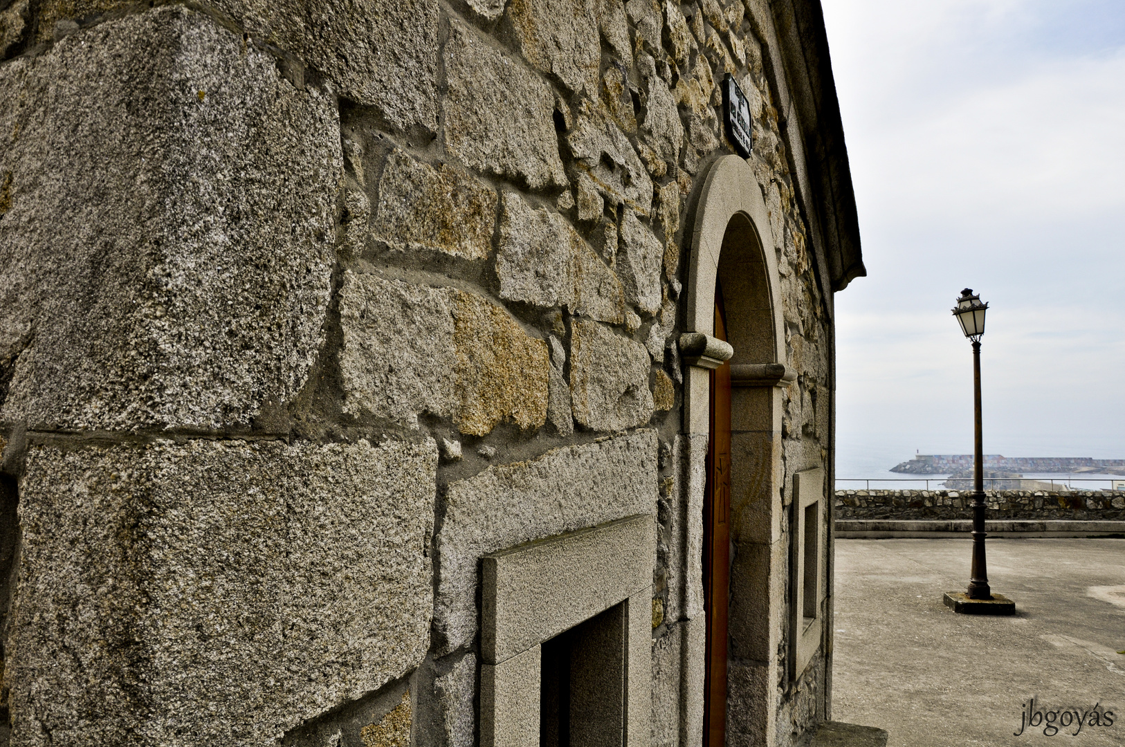 Sóla, junto a la capilla.