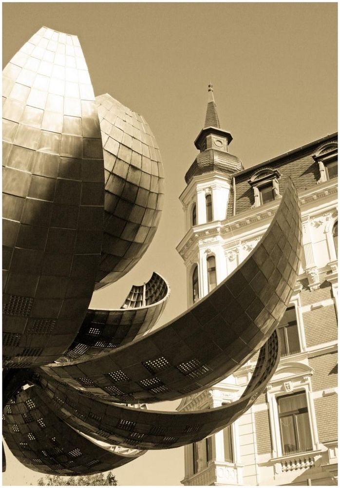 Solarbrunnen vor einer Häuserfassade