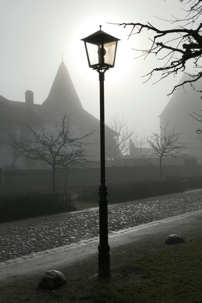 Solarleuchte im Nebel