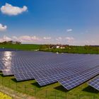 Solarpark neben Rapsfeld in Seßlach, Oberfranken