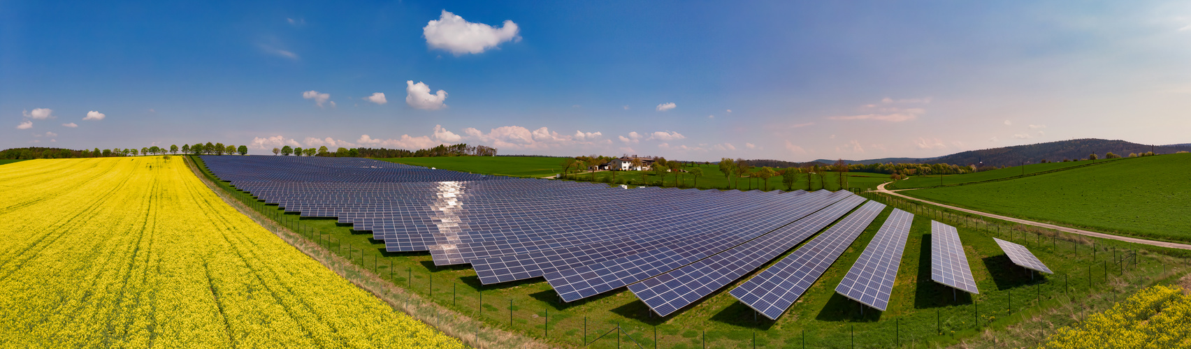 Solarpark neben Rapsfeld in Seßlach, Oberfranken