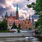 Solarschiff auf der Oder vor Kreuzkirche (links) und Breslauer Dom (Türme rechts)