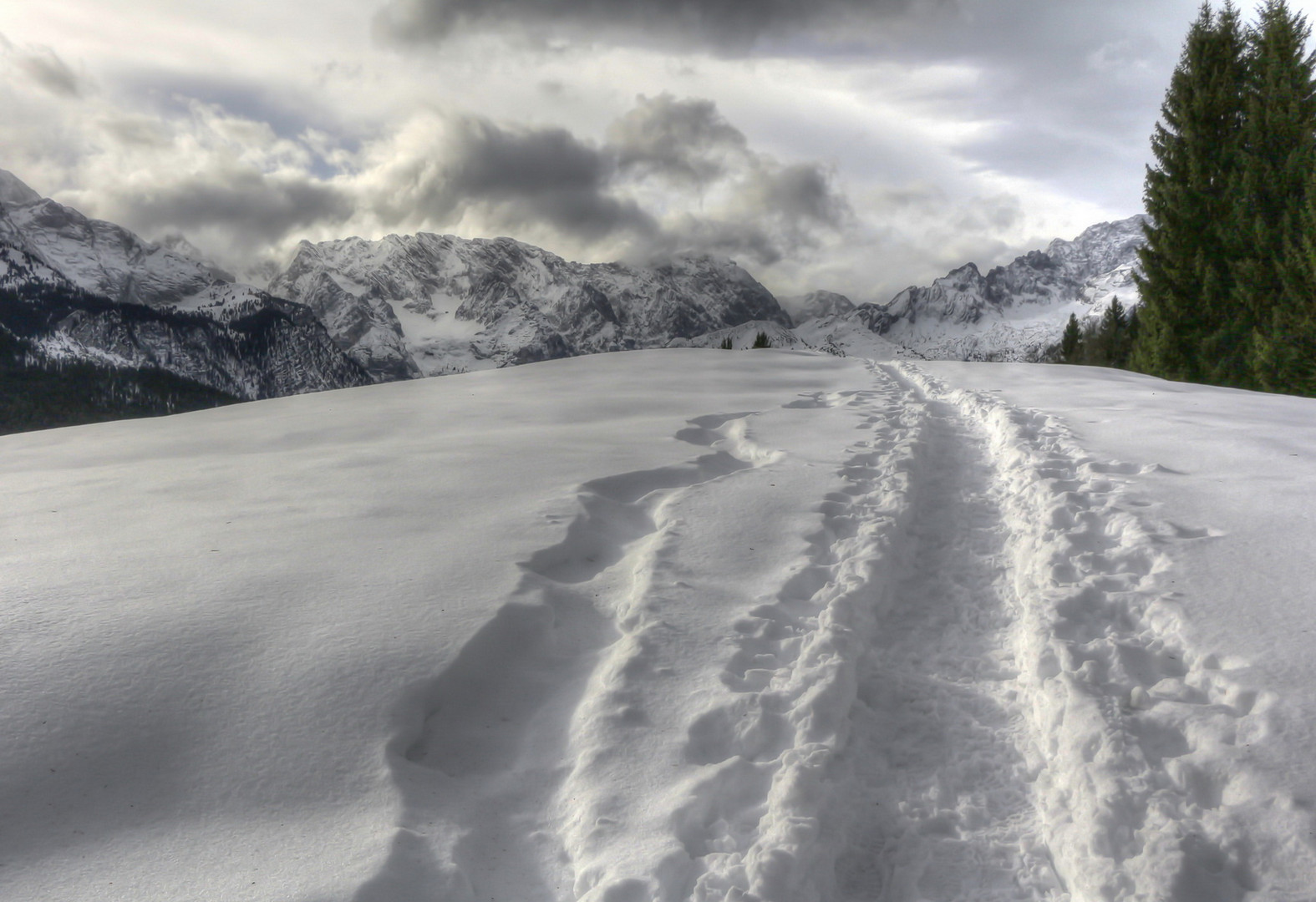 Solch ein Weg durch Schnee kann lang sein.