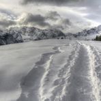 Solch ein Weg durch Schnee kann lang sein.