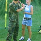 Soldat und Softballerin 1