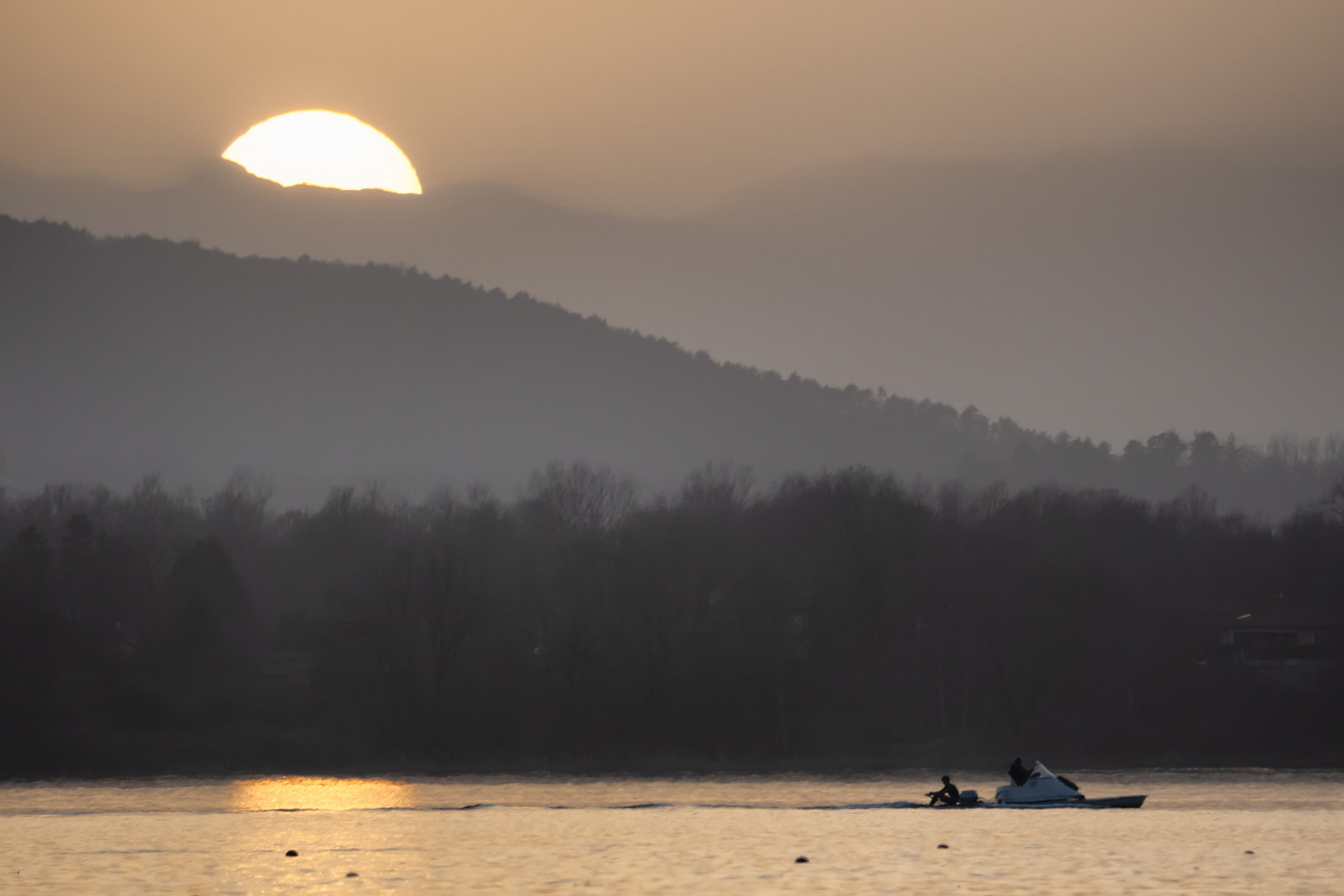 Sole calante sul lago