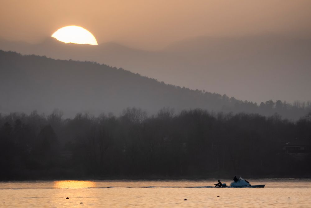 Sole calante sul lago