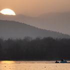 Sole calante sul lago