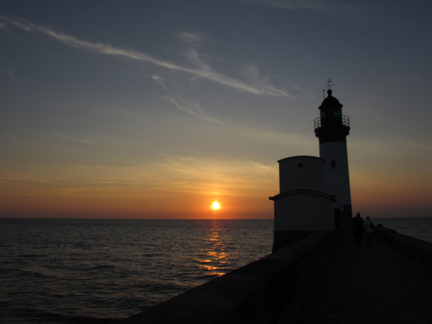 ..Soleil couchant au phare du Tréport...