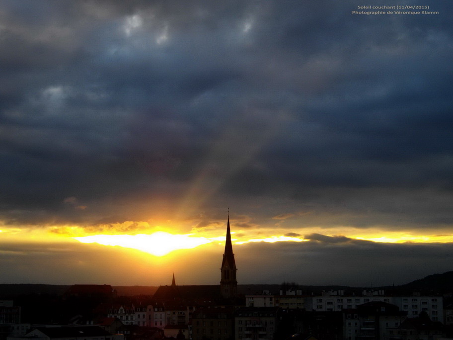 soleil couchant fissurant les nuages (11 04 2015)