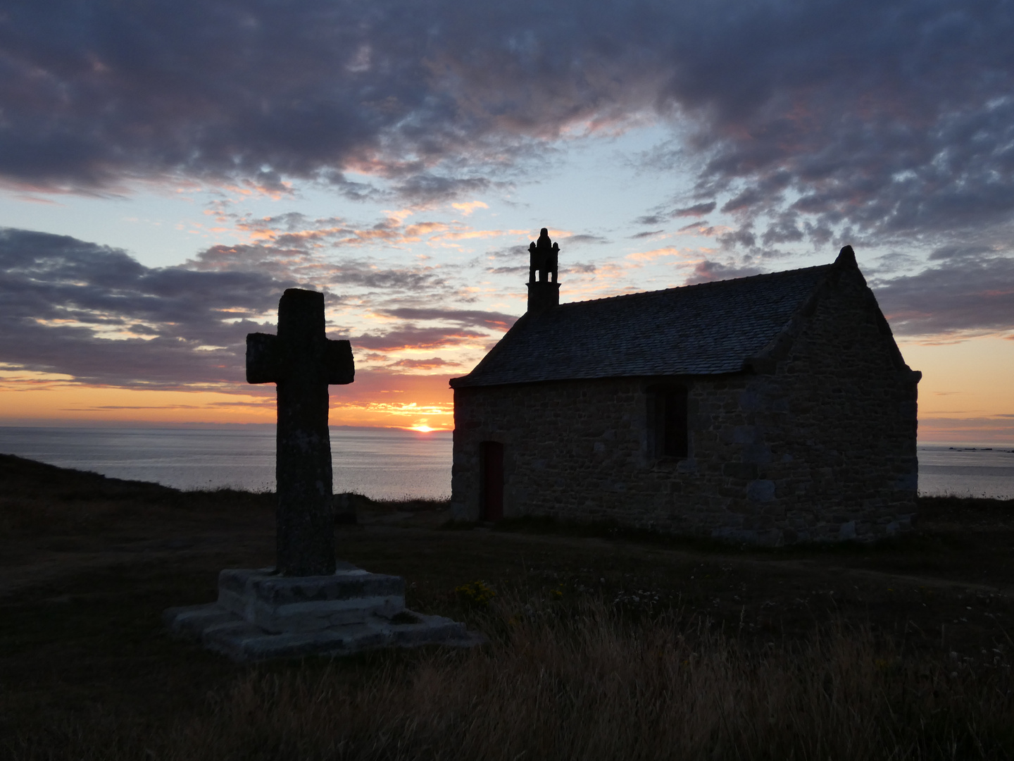 Soleil couchant sur la chapelle St Sanson, Finistère nord