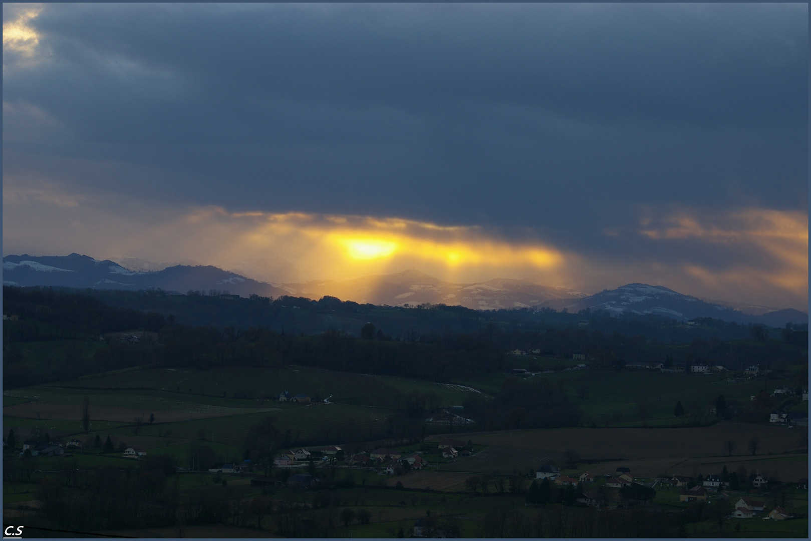 soleil couchant sur la montagne